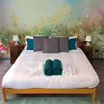 Francis Superior 招待所